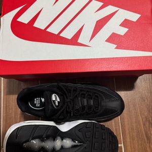 나이키 에어맥스 95 에센셜 블랙화이트 정품 255m