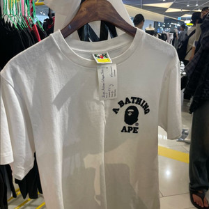 베이프 흰색 반팔티 s 희귀템