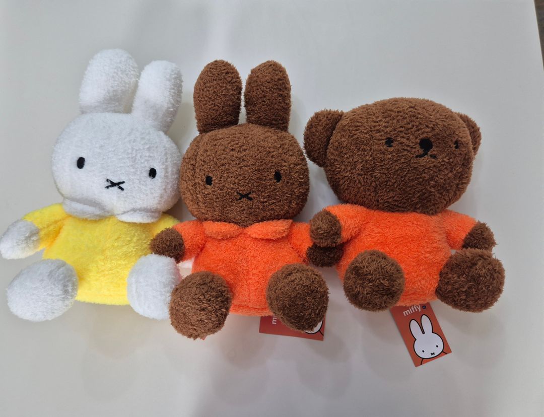 UGG ピンクミトン　手袋　新品未使用 UGGの25年バレンタイン“指ハート刺繍”のスリッポン「タズ