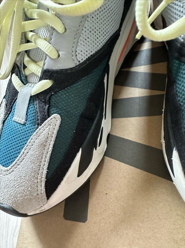 [255] 이지부스트 700 웨이브러너 이미지