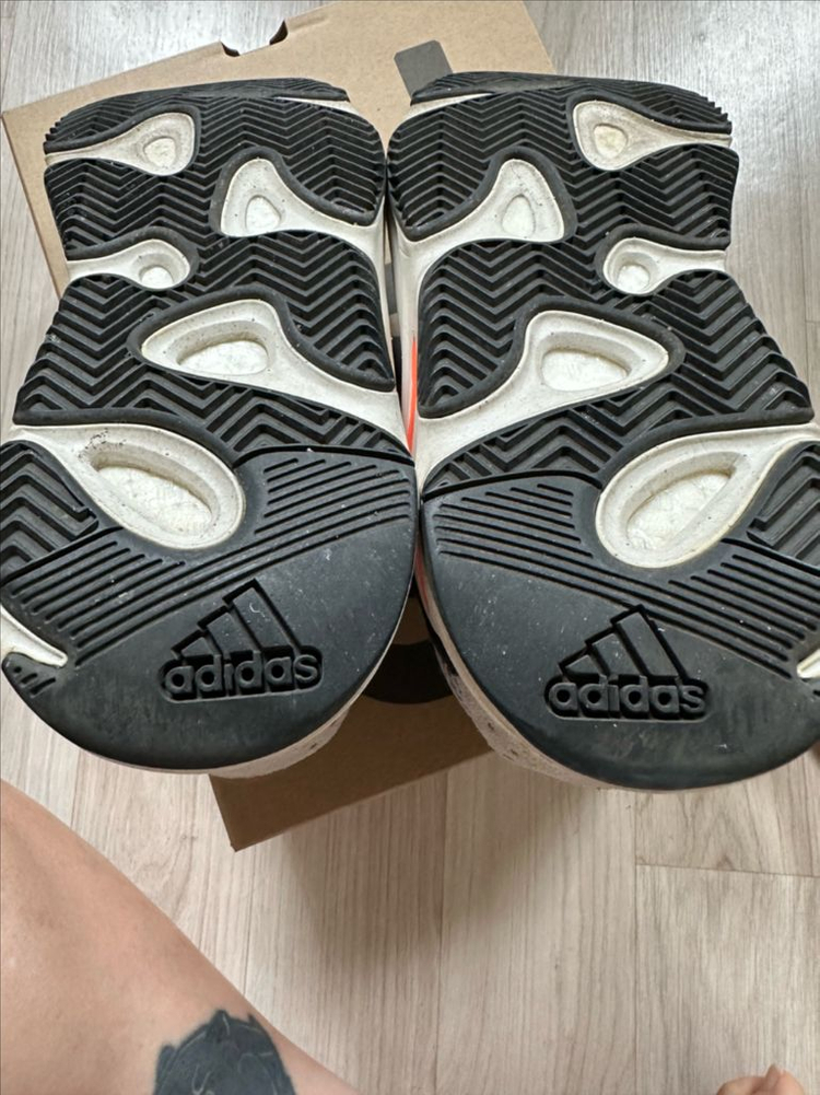 [255] 이지부스트 700 웨이브러너 이미지