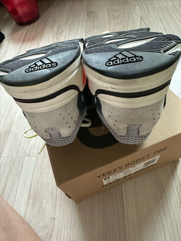 [255] 이지부스트 700 웨이브러너 이미지