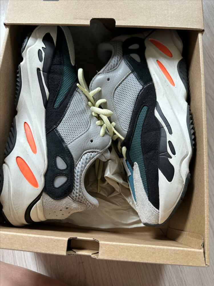 [255] 이지부스트 700 웨이브러너 이미지