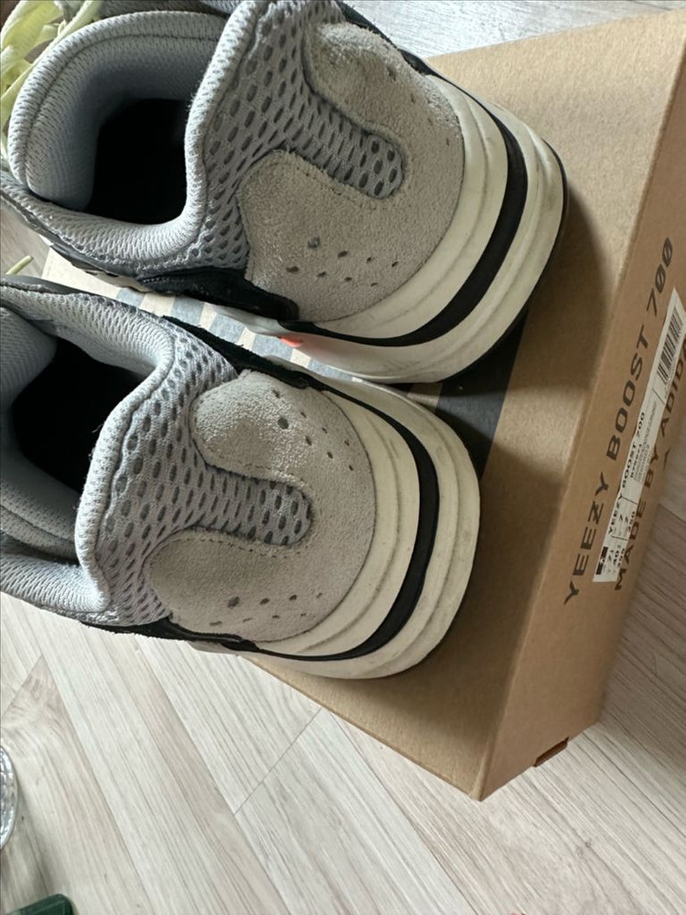 [255] 이지부스트 700 웨이브러너 이미지