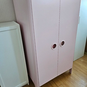 이케아 부숭에 핑크 옷장