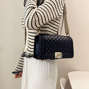 정품 샤넬 보이 플랩 은장 체인 미듐 숄더백