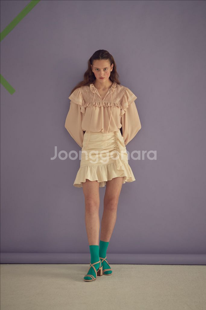 쟈니헤잇재즈 브이넥 레이스 블라우스 프릴 러플 셔링--1