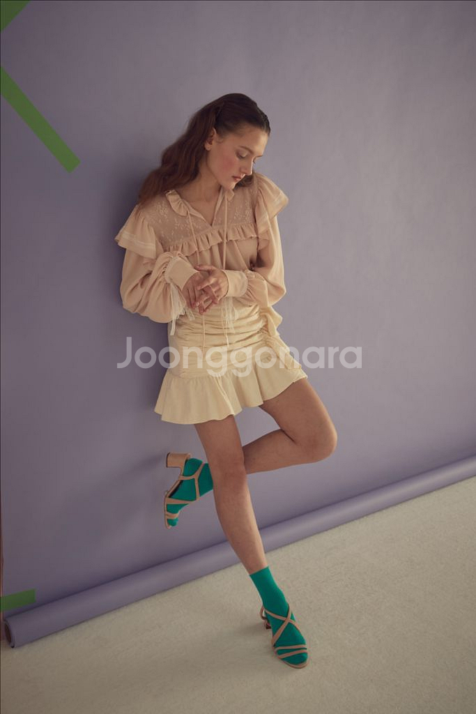 쟈니헤잇재즈 브이넥 레이스 블라우스 프릴 러플 셔링--2