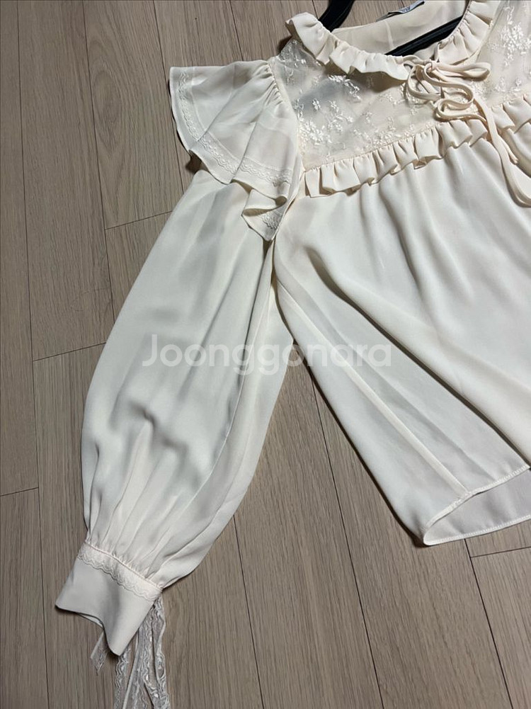 쟈니헤잇재즈 브이넥 레이스 블라우스 프릴 러플 셔링--7