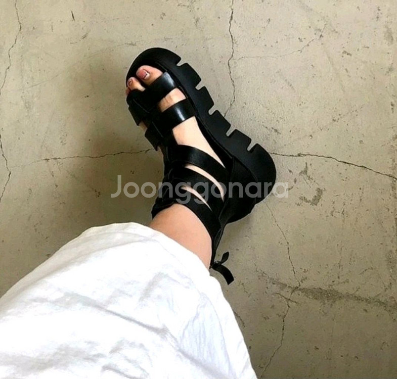 글래디에이터 스트랩 통굽 샌들 5cm 블랙 235--3