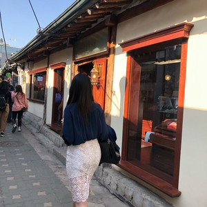 화이트 레이스 플라워 패턴 스커트
