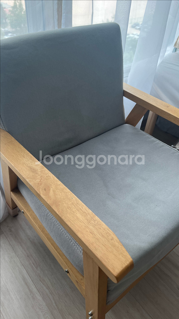밝은 회색 패브릭 안락의자입니다우드 프레임으로 되어있고--3