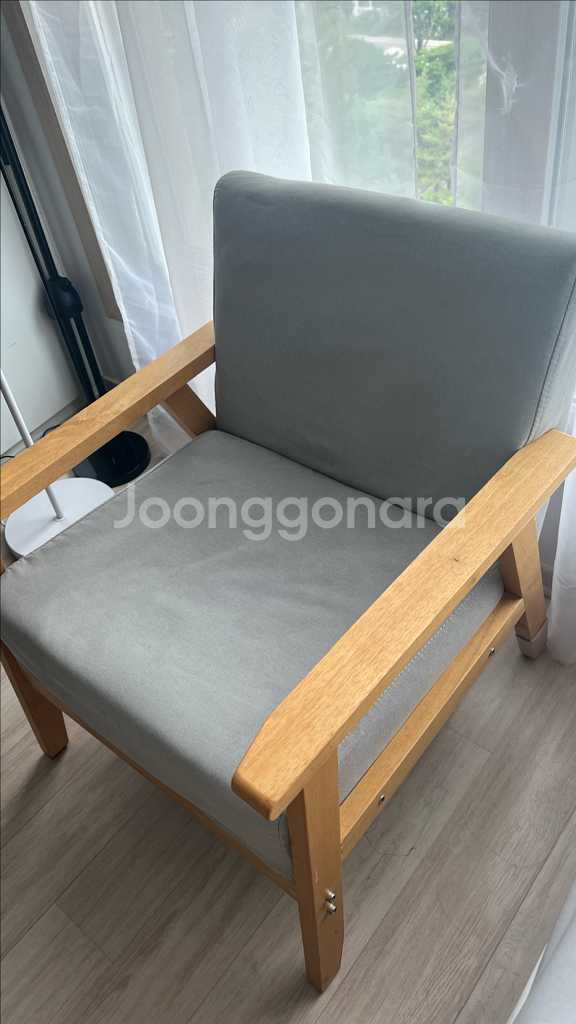 밝은 회색 패브릭 안락의자입니다우드 프레임으로 되어있고--1