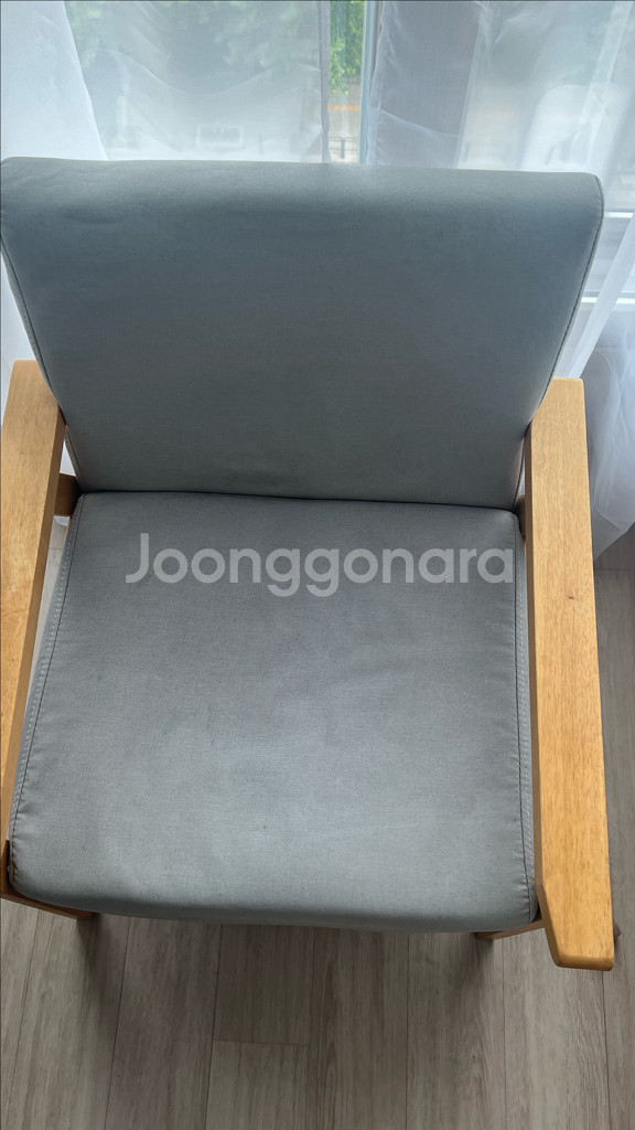 밝은 회색 패브릭 안락의자입니다우드 프레임으로 되어있고--2