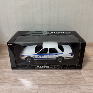 오토아트 NYPD 폴리스 경찰차 1:18 다이캐스트