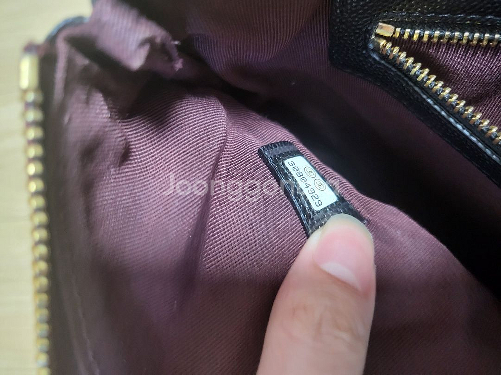 샤넬 금장 캐비어 미듐 블랙 클러치백--3
