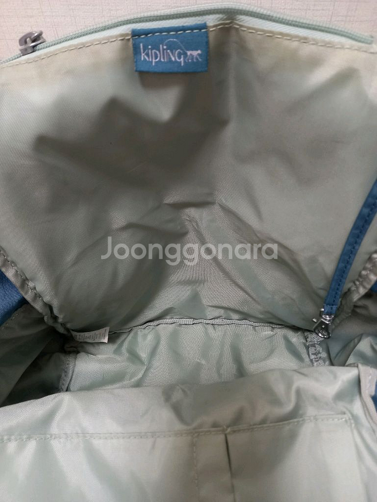 키플링백팩 사용감조금 색상은 키플링 마크색사진7장--6
