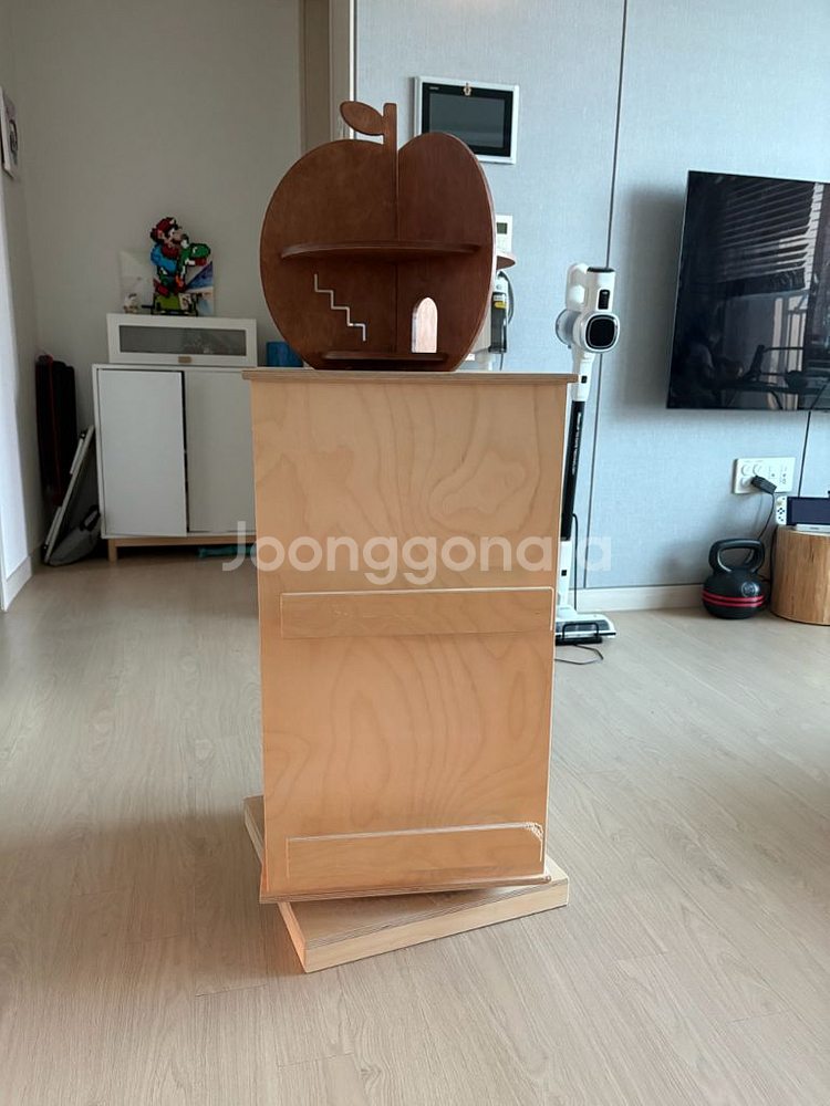 원목 회전책장과 오브제--0