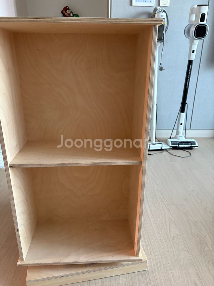 원목 회전책장과 오브제--2