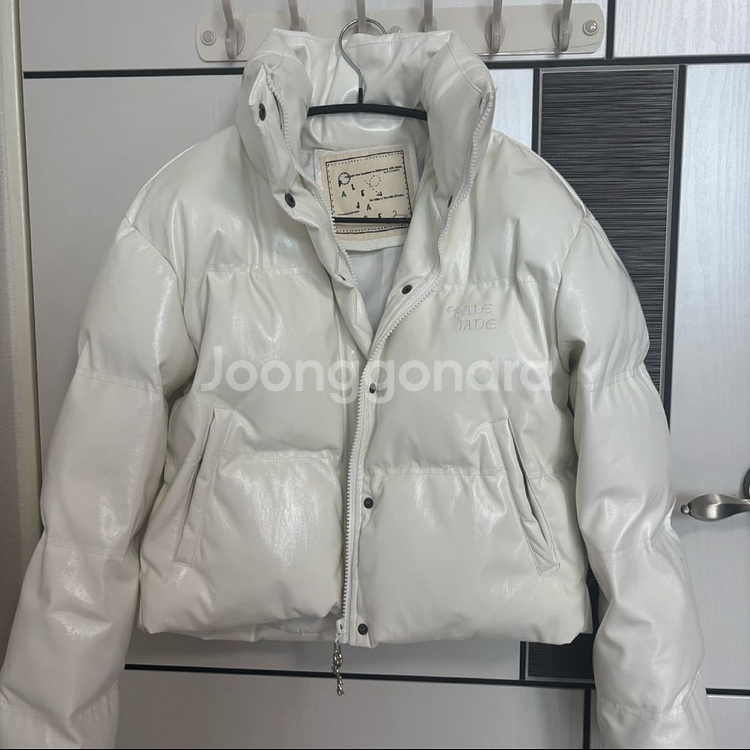 페일제이드 크랙 에나멜 글로시 레더 푸퍼 패딩 화이트--4