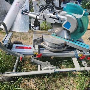 마끼다 12인치 슬라이딩각도절단기 LS1216, 작업대