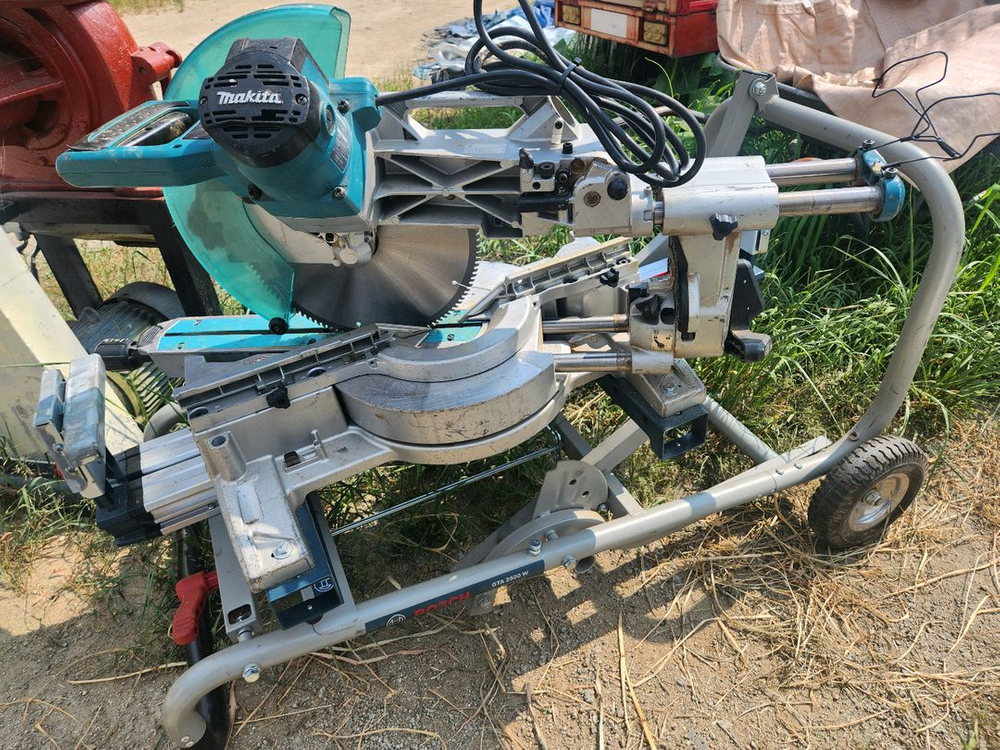 마끼다 12인치 슬라이딩각도절단기 LS1216, 작업대 이미지