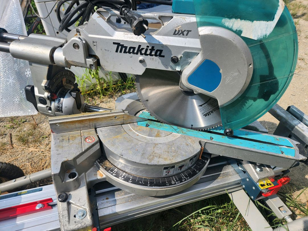 마끼다 12인치 슬라이딩각도절단기 LS1216, 작업대 이미지