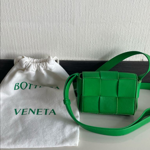 보테가 베네타 미니 인트레치아토 카세트백 파라키트 그린