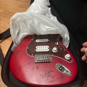 가수 홍이삭 싸인 기타