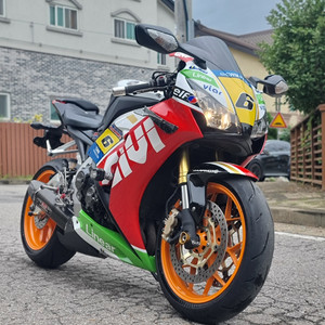 혼다 cbr1000rr 13년식 3만km 판매합니다.