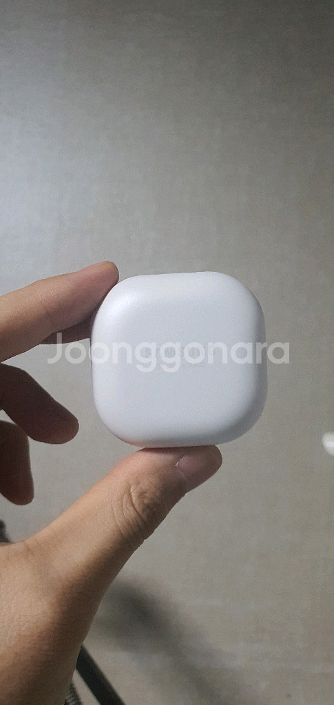 버즈 프로 화이트 충전기 본체 판매합니다--0