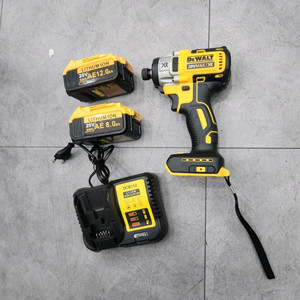 디월트 호환 임팩 드라이버 배터리 2개와 충전기 1개
