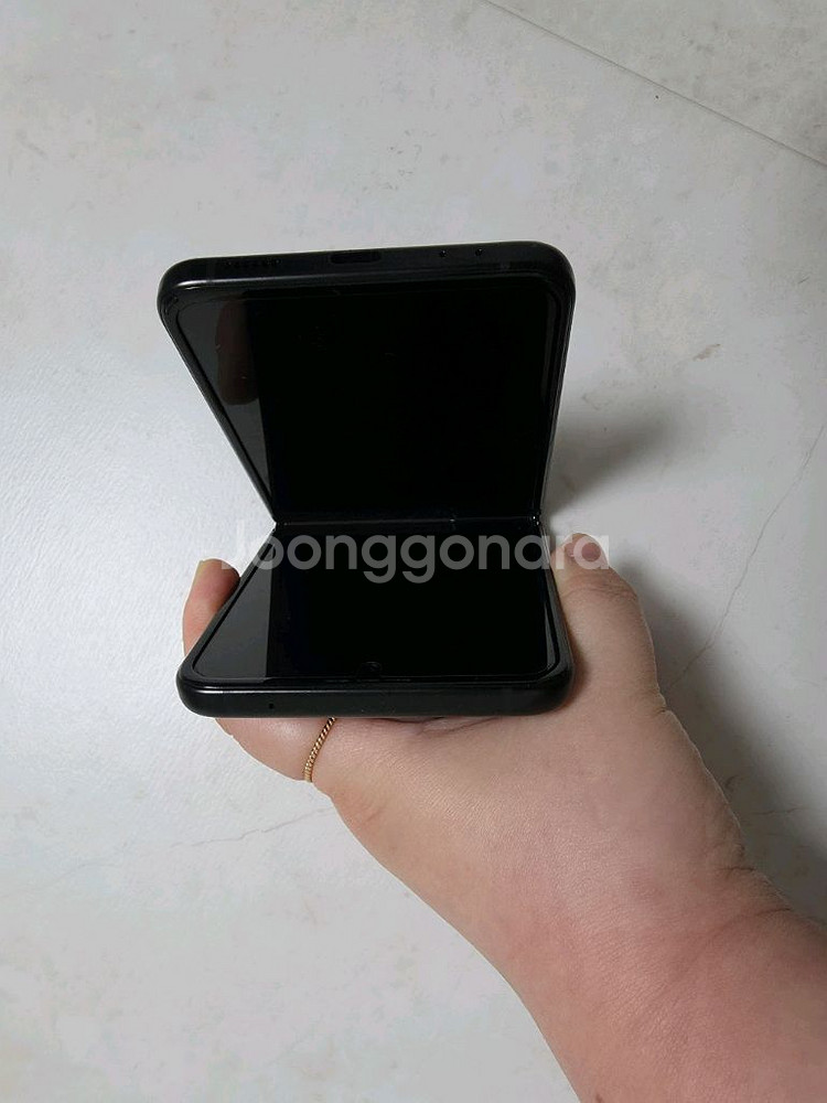 갤럭시z플립3 블랙색상 256gb(자급제) 판매합니다--5