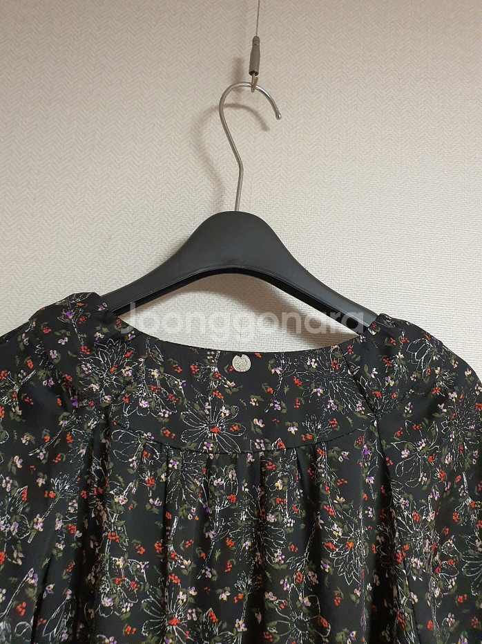 써스데이아일랜드 프릴 디테일 플로랄 롱 원피스 s사--8