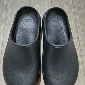 골스튜디오 GB 247 MULE-BLACK 슬리퍼