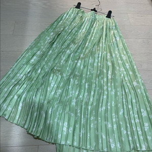 앤아더스토리즈 그린 스커트 블라우스 세트 새상품