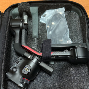 사용감 없는 DJI RS4 PRO 콤보 팝니다.