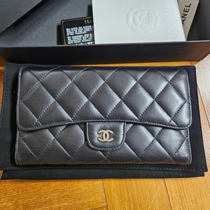 샤넬 클래식 장지갑 블랙 은장