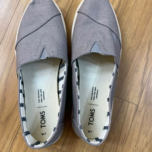 TOMS 톰스 슬립온 신발입니다.- 색상은 회색이에요-