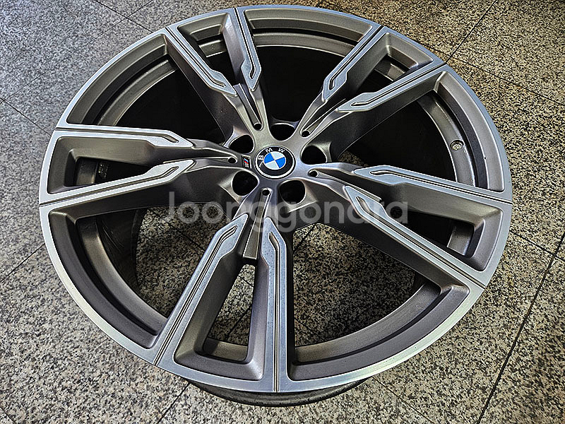 BMW G06 X6 정품 747M 22인치 후륜휠 한개--1