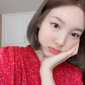 마쥬 트와이스 나연 레드 도트 블라우스 1