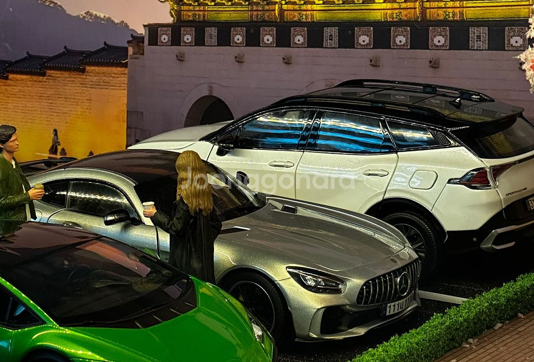 1:18 노레브 AMG GTR--0