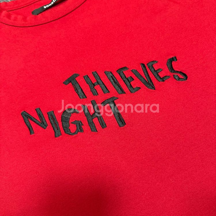 송지오 컬렉션 NIGHT THIEVES 타이틀 레드 티--3