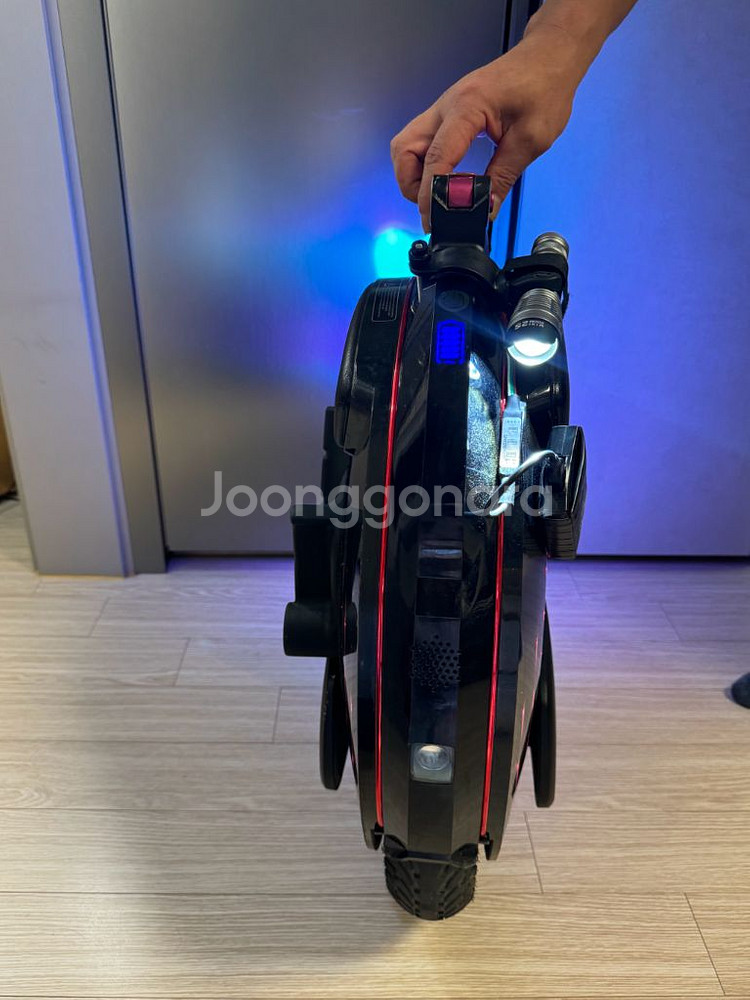 인모션 V10f 전동휠(새 부품, 헬멧 같이 드려요)--3