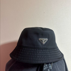 프라다 버킷햇 모자 팝니다.