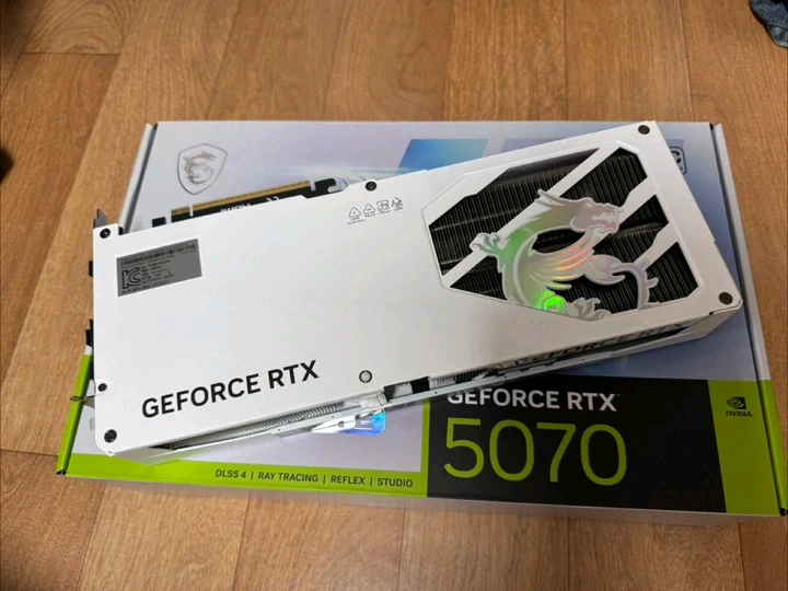 RTX 5070 게이밍 트리오 OC 화이트 - 안심되는 중고거래