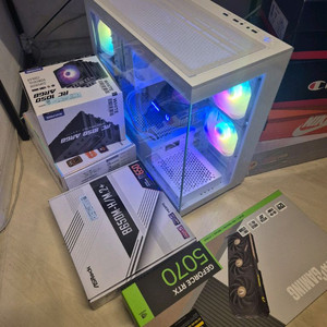 영상편집 게이밍 RTX5070 라이젠9600X 화이트