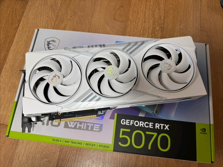 MSI RTX 5070 게이밍 트리오 OC 화이트 - 안심되는 중고거래