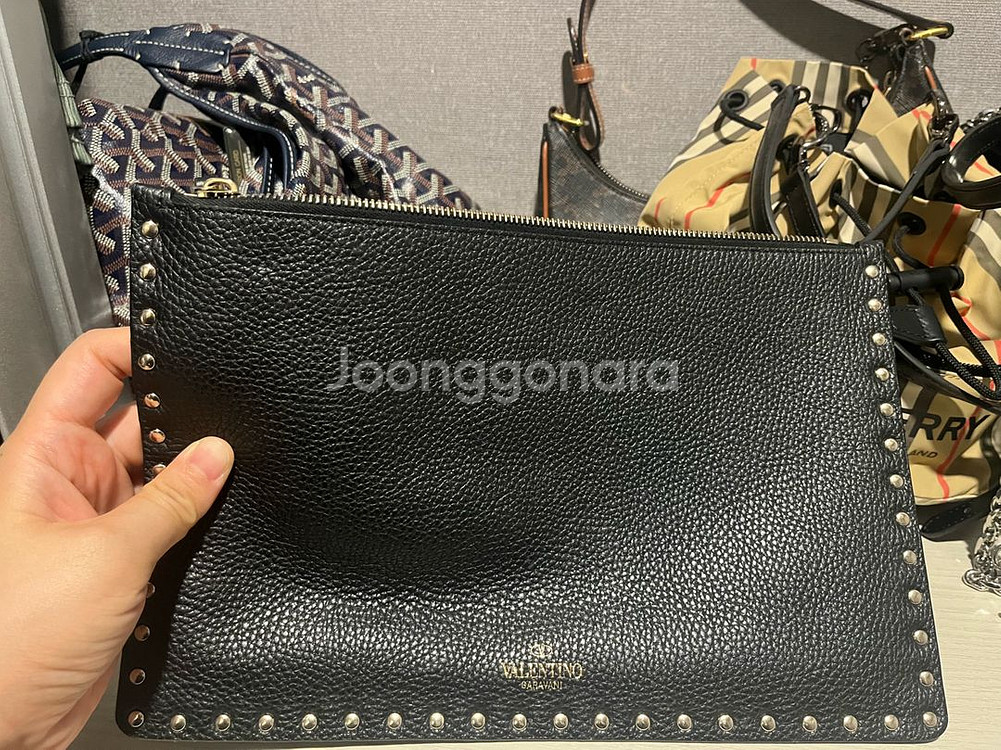 발렌티노락스터드 클러치백--1