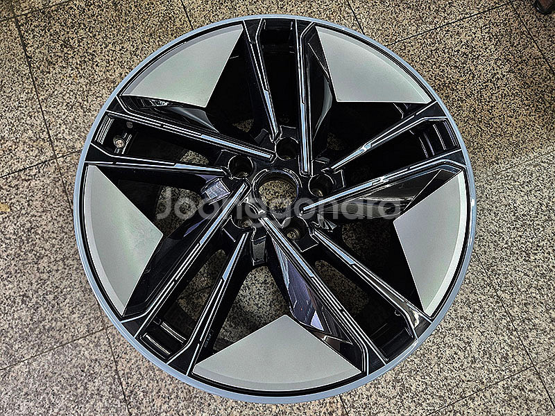 아우디 이트론 GT RS 정품 21인치 후륜용 휠 한개--0